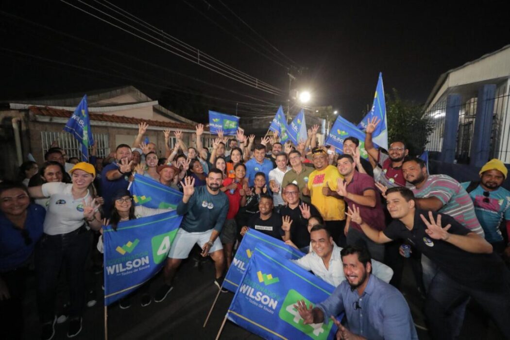 Em caminhada na Redenção, Wilson Lima percorre ruas que receberam trabalhos do Asfalta Manaus