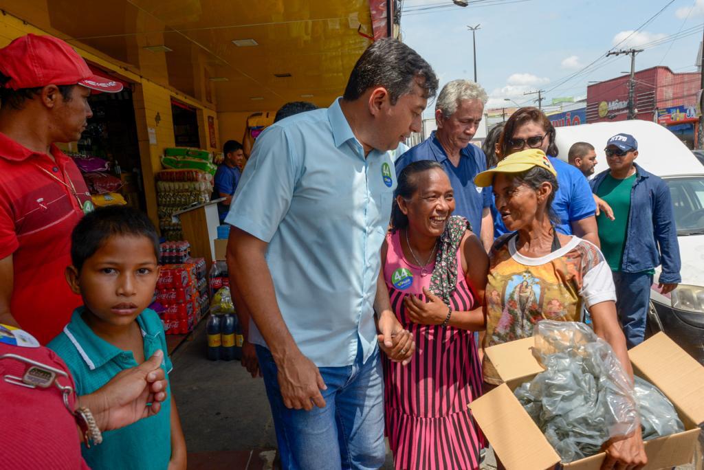 Em caminhada no Jorge Teixeira, Wilson Lima destaca importância econômica da rua do Fuxico