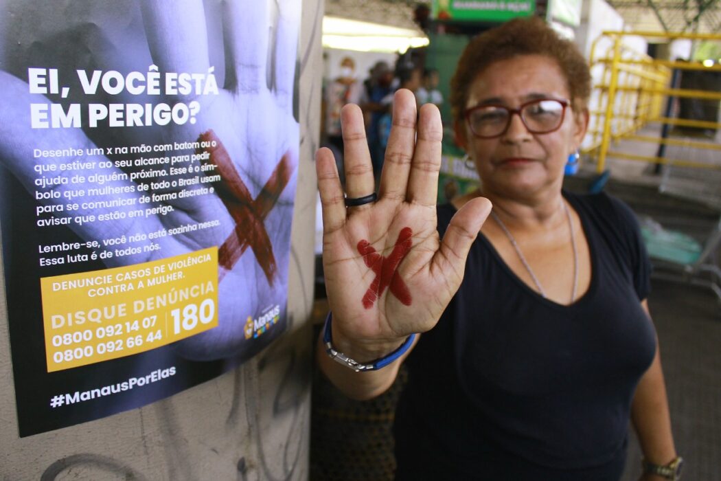 Prefeitura realiza ação de sensibilização de enfrentamento à violência contra mulher nos terminais de ônibus de Manaus