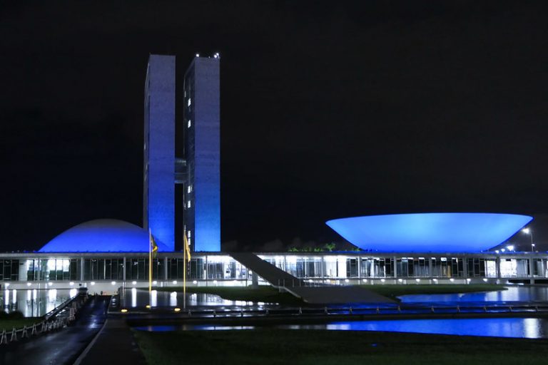 Iluminação azul no Congresso homenageia Dia Nacional da Pessoa com Atrofia Muscular Espinhal