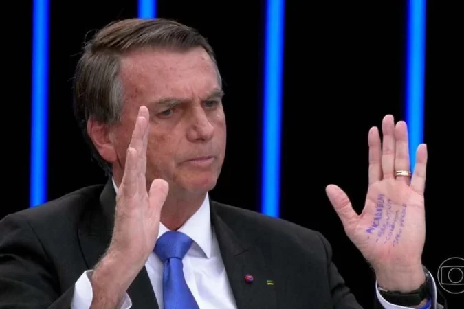 Entenda a "cola" que Bolsonaro escreveu na mão para o Jornal Nacional