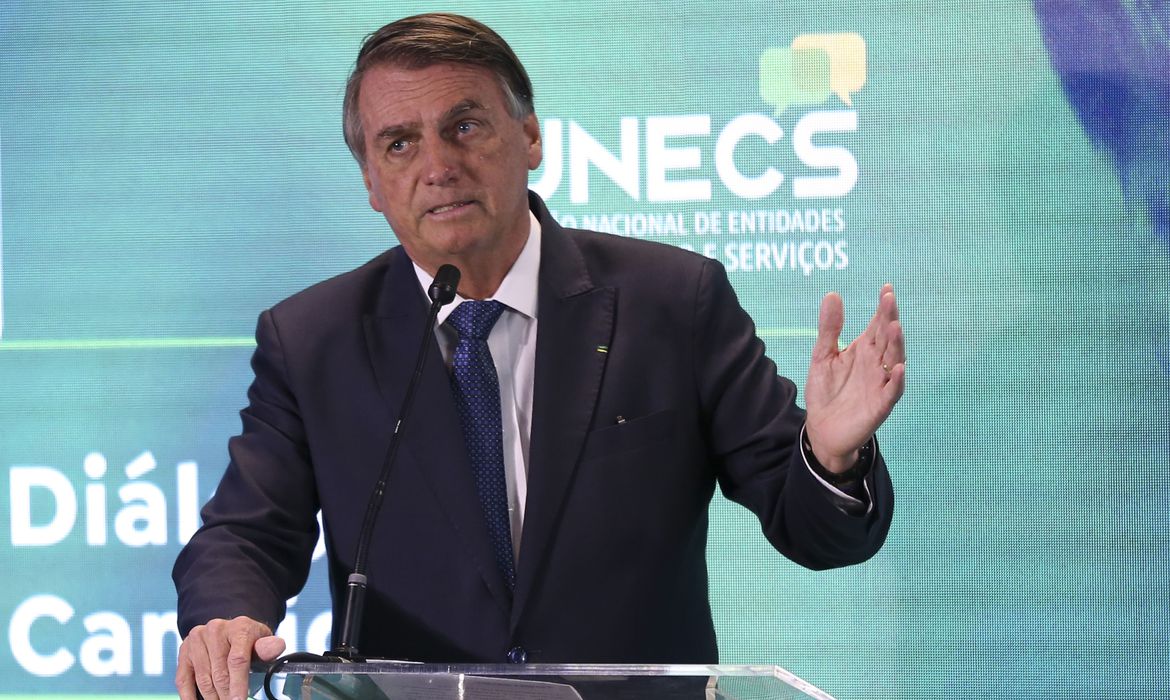 Bolsonaro diz que reajustará salário de servidores em 2023