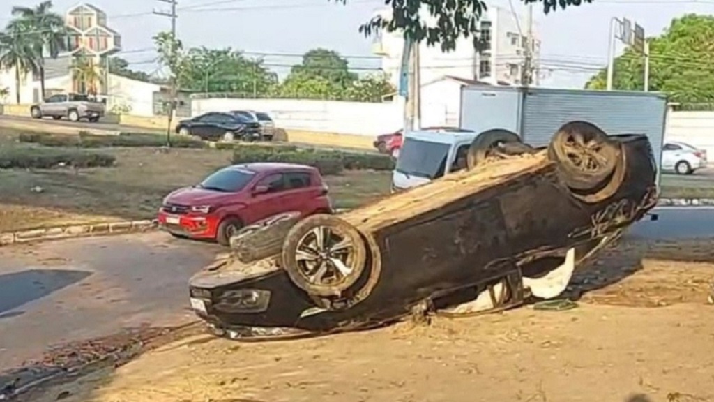 Capotamento deixa três mulheres feridas em curva de viaduto