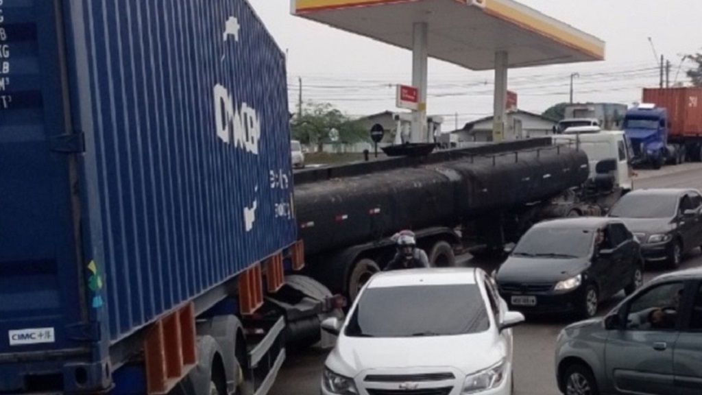 Caminhão-tanque colide com carreta e ruas ficam bloqueadas na zona Sul