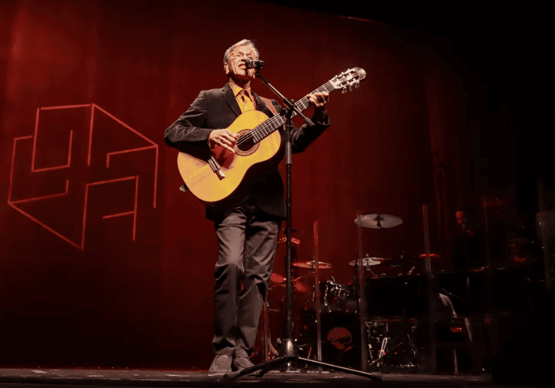 Caetano Veloso, 80 anos! O poeta do Brasil comemora com live na web e TV