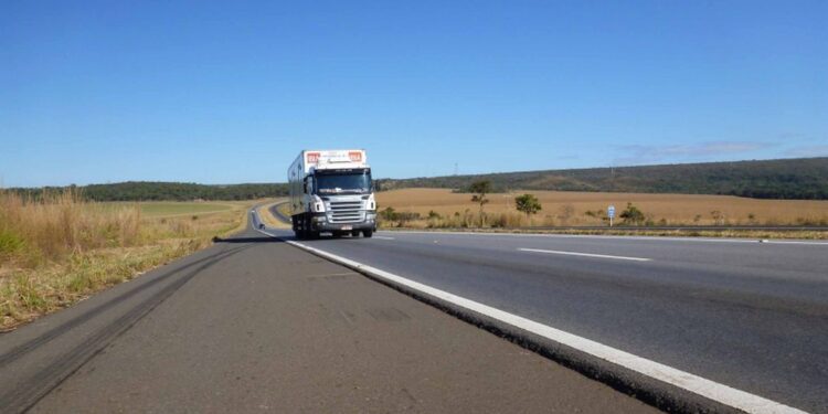 Caminhoneiros recebem auxílio com parcela dobrada