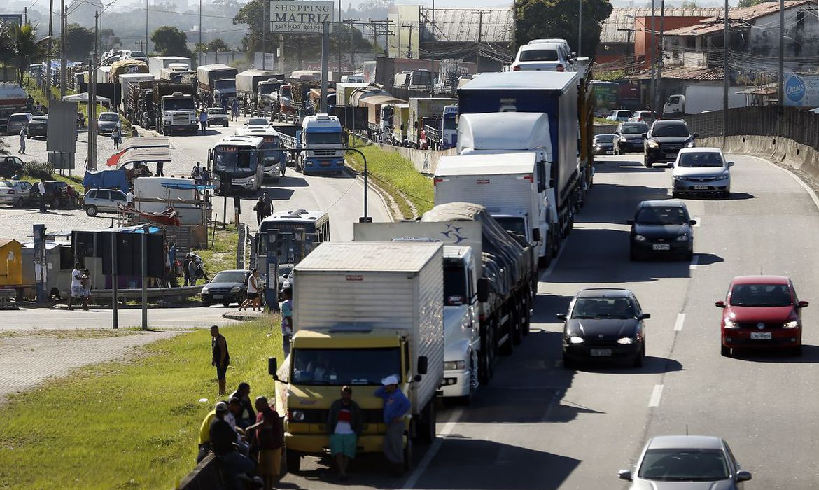 Caminhoneiros começam a receber benefício emergencial nesta terça (9)