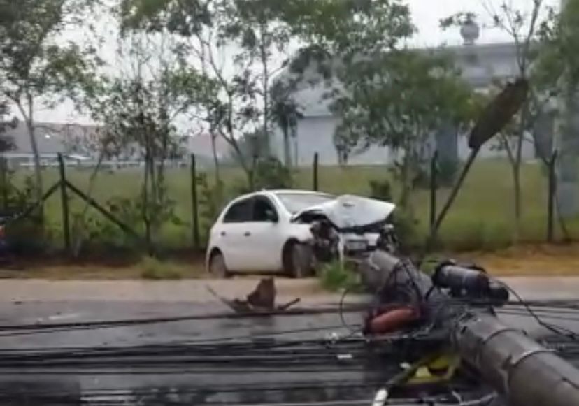 Motorista perde o controle de carro e arrasta quatro postes de energia em avenida de Manaus 