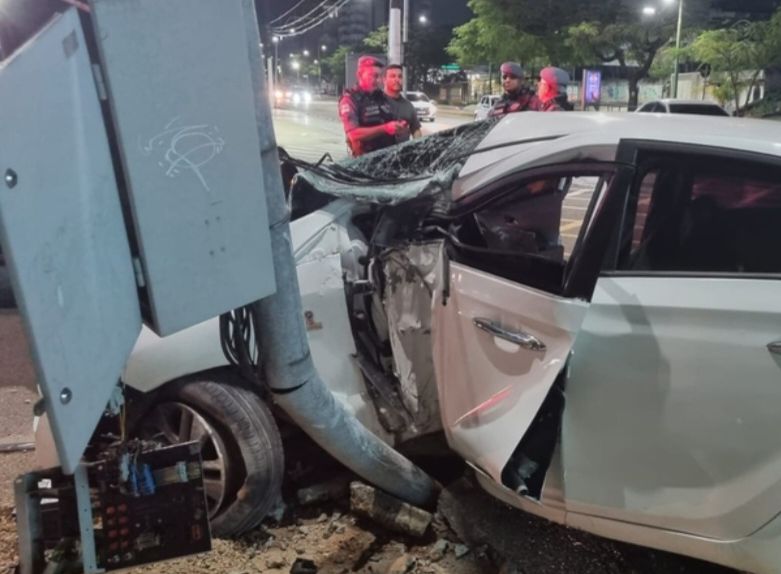 Trio bate carro em poste após trocar tiros com a polícia 