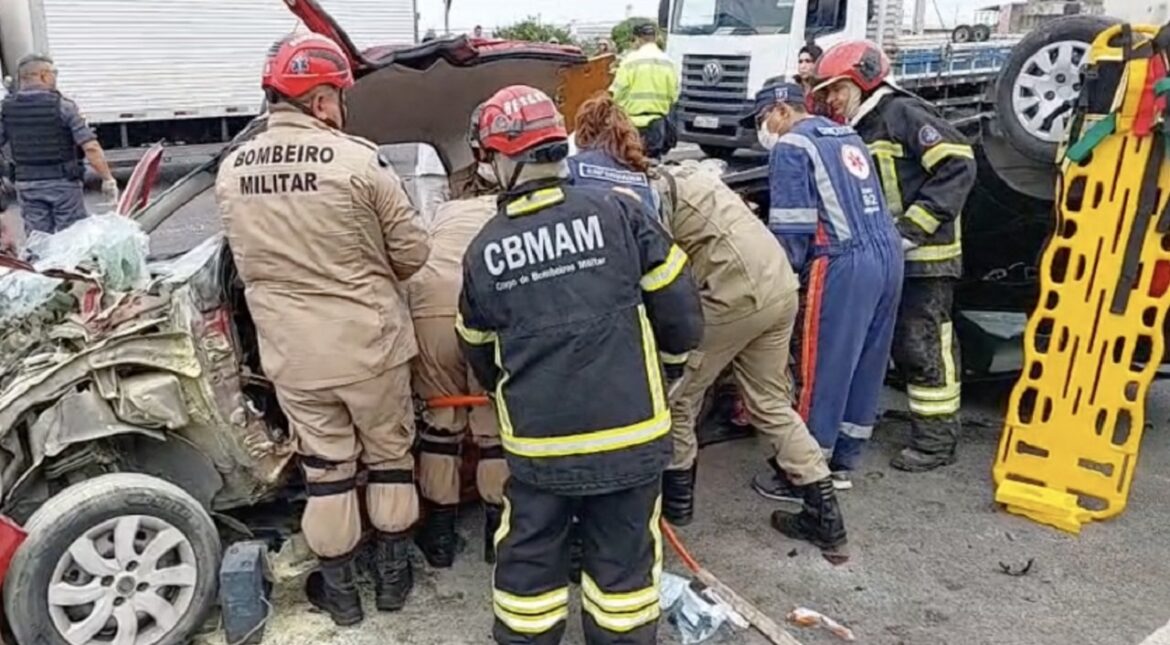 Carros ficam destruídos após grave acidente na avenida das Flores