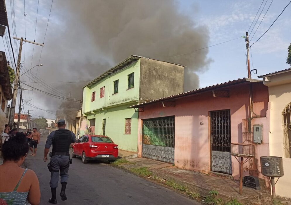 Incêndio atinge casas na Vila Marinho