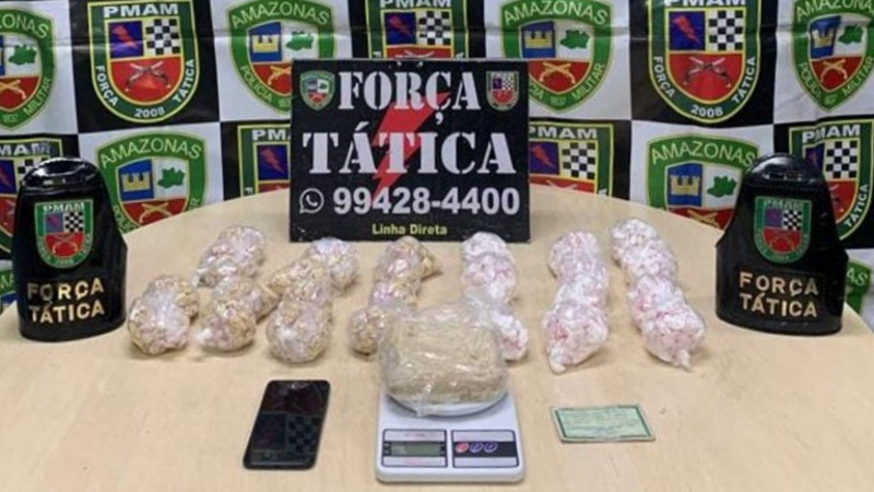 Força Tática prende homem com mochila recheada de drogas