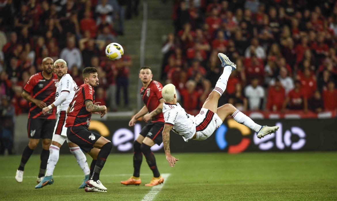 Copa do Brasil: Flamengo bate Athletico-PR com golaço de Pedro