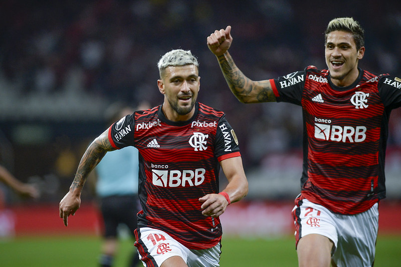 Flamengo volta a vencer o Corinthians e confirma vaga na semifinal da Libertadores