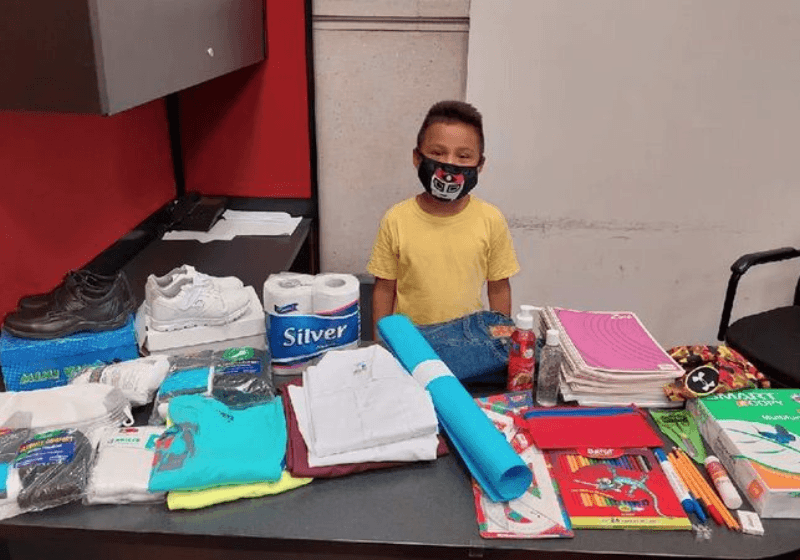 Desconhecida doa uniforme e material para menino não abandonar escola