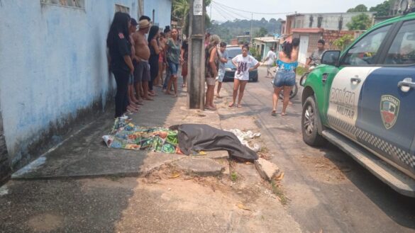 Homem é assassinado com tiros na cabeça na frente da filha 