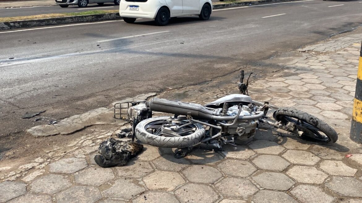 Motocicleta pega fogo em movimento e idoso fica ferido