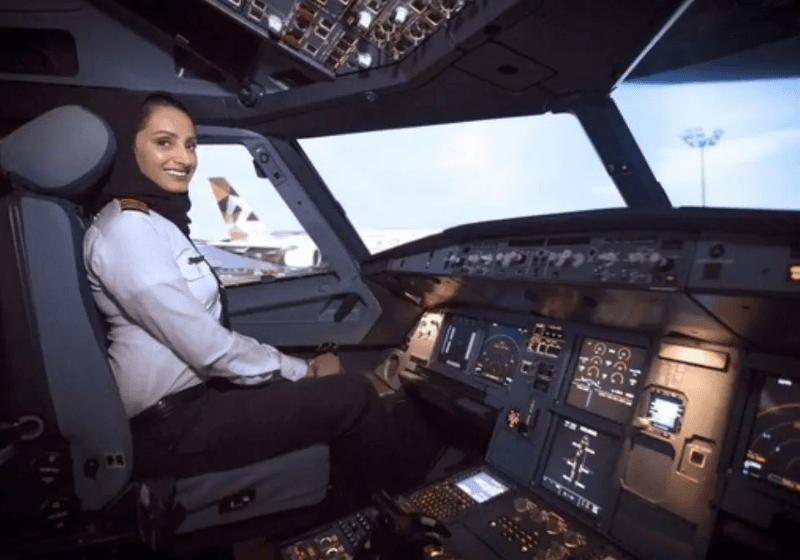 Jovem se torna a 1ª mulher comandante de avião dos Emirados Árabes