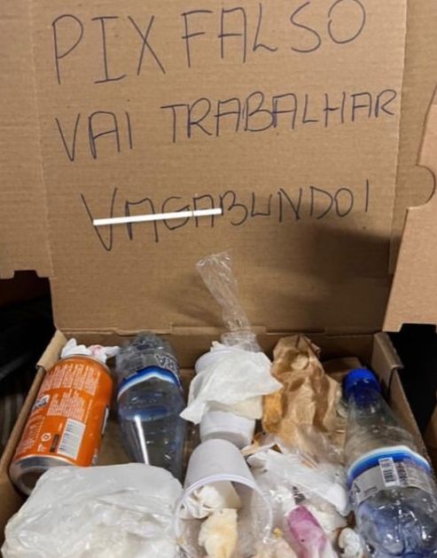 Pizzaria se vinga de cliente que tentou aplicar golpe do pix falso e manda lixo no lugar