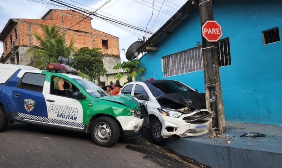 Criminosos atropelam entregador de água e acertam poste de energia ao tentar fugir da PM