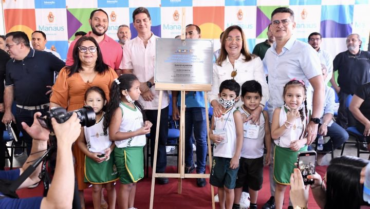 Prefeito David Almeida reinaugura escola no Zumbi e destaca marca de 167 unidades reformadas em um ano e meio de gestão