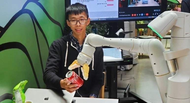 Robô criado pelo Google busca refrigerante e limpa mesa de funcionários