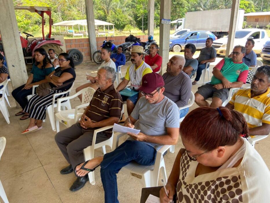 Prefeitura de Manaus se reúne com piscicultores para ação de assistência técnica e gerencial no ramal do Pau-Rosa  