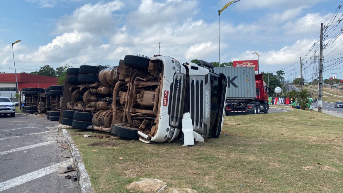 Carreta tomba em avenida ao tentar fazer retorno 