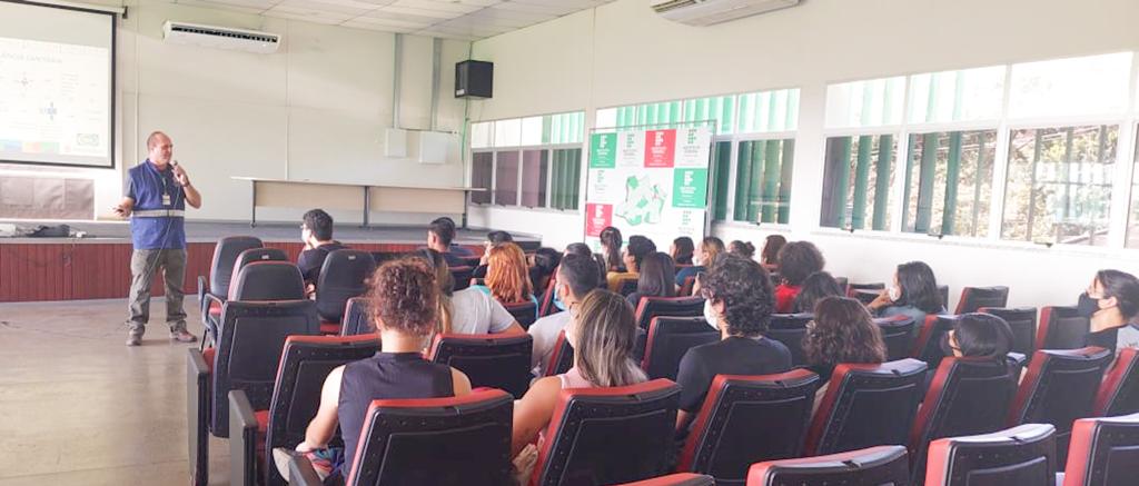 Prefeitura de Manaus leva palestra sobre vigilância sanitária a estudantes de veterinária do Ifam