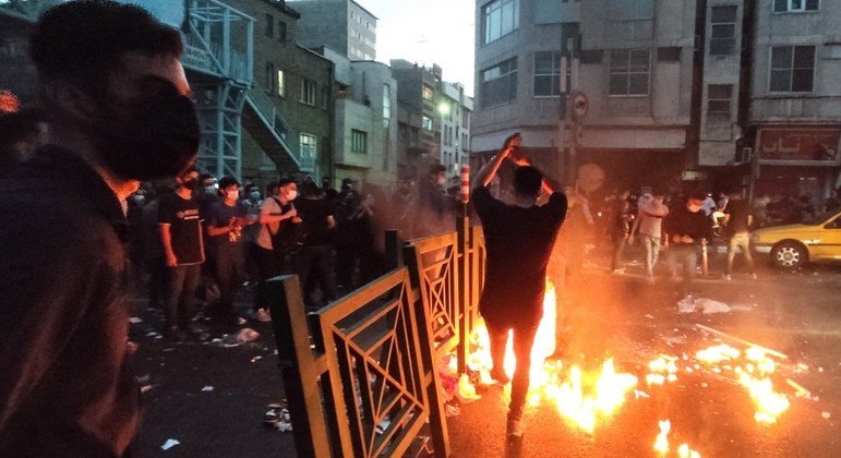 Protestos no Irã: ONG diz que 36 pessoas morreram após morte de mulher detida pela polícia da moral