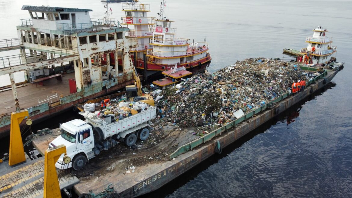 Prefeitura de Manaus realiza transbordo de resíduos sólidos despejados nas águas nos últimos 30 dias