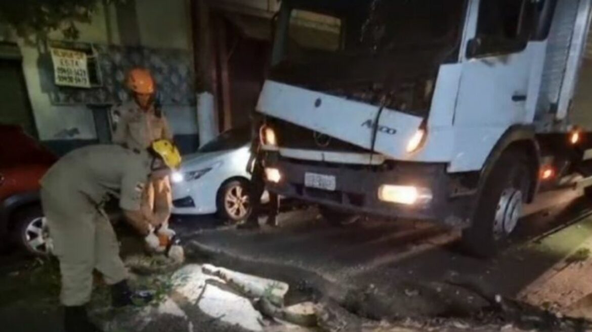 Árvore tomba atinge caminhão e bloqueia rua no Centro de Manaus