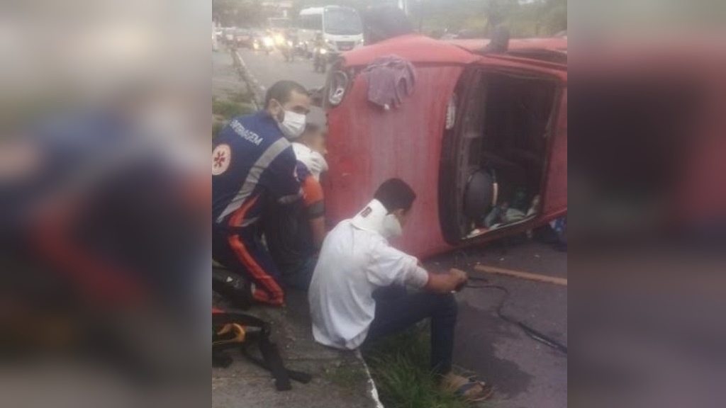 Motorista dorme no volante e capota carro na avenida Ephigênio Salles