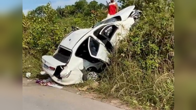 Homem morre após carro capotar em barranco na AM-010