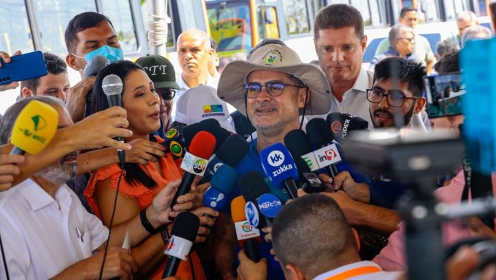 Prefeito David Almeida entrega mais 45 novos ônibus para renovar frota manauara