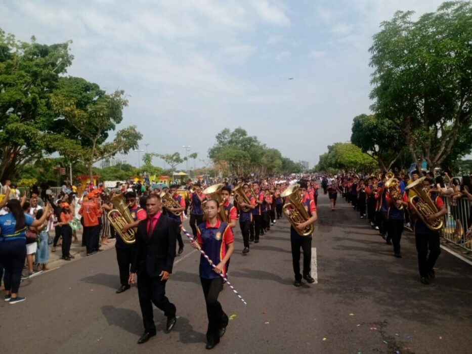 Alunos, professores e gestores da rede municipal participam do Desfile Escolar Cívico em Manaus