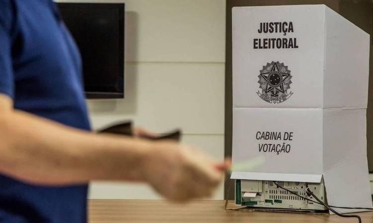 Eleitor que não deixar celular com mesário será proibido de votar, diz TSE