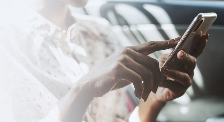 Celular na cabine de votação, nem desligado; entenda o porquê