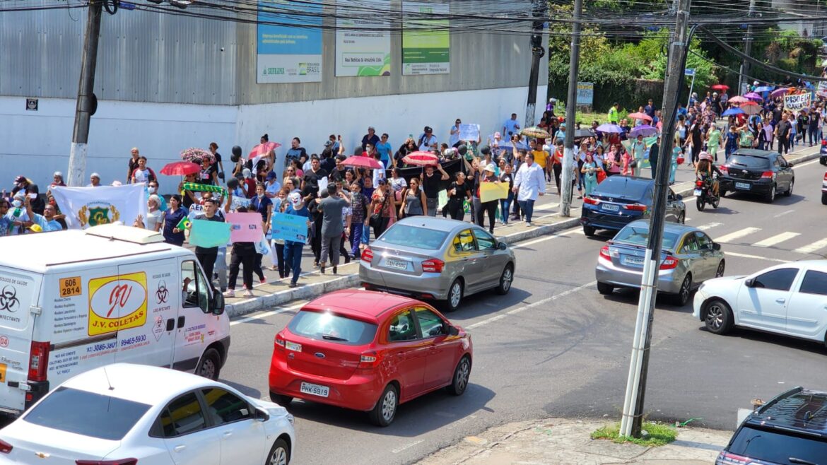 Profissionais da enfermagem realizam manifestação contra suspensão da lei que assegurava aumento salarial