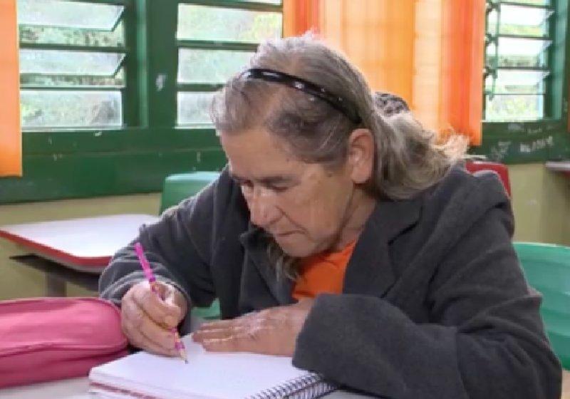 Aos 71, idosa entra na escola para aprender a ler e escrever: “sonho”