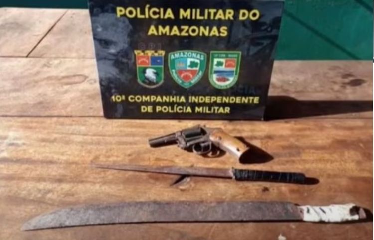 Homem é preso após ameaçar vizinhos com terçado