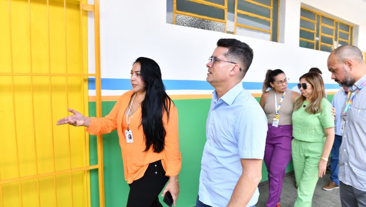 Prefeito David Almeida fiscaliza revitalização de escola na Compensa e destaca marca de mais de 210 unidades reformadas em sua gestão