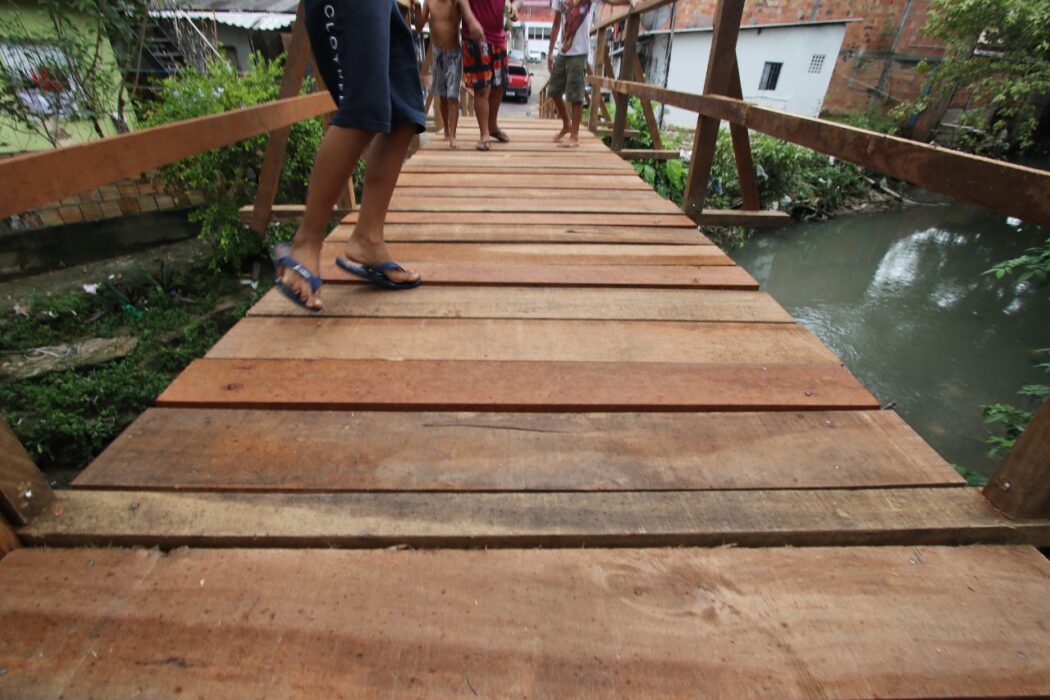 Prefeitura de Manaus constrói ponte em madeira no loteamento Fazendinha