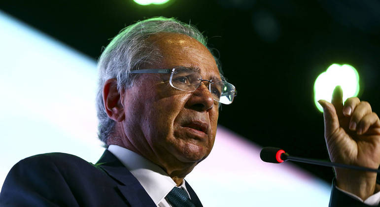 Paulo Guedes quer imposto sobre mais ricos para bancar Auxílio Brasil em R$ 600