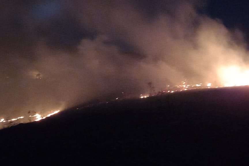 O Corpo de Bombeiros, entretanto, não informou se a empresa citada pelo tenente seria a própria Tamisa, que enfrenta uma discussão judicial sobre o início da mineração no local. No início da manhã, pelo menos seis viaturas dos bombeiros estavam no local, além do helicóptero da corporação. Durante os trabalhos, um caminhão da guarnição caiu com parte das rodas em uma vala após fazer uma manobra, mas ninguém se feriu e o veículo não chegou a capotar.