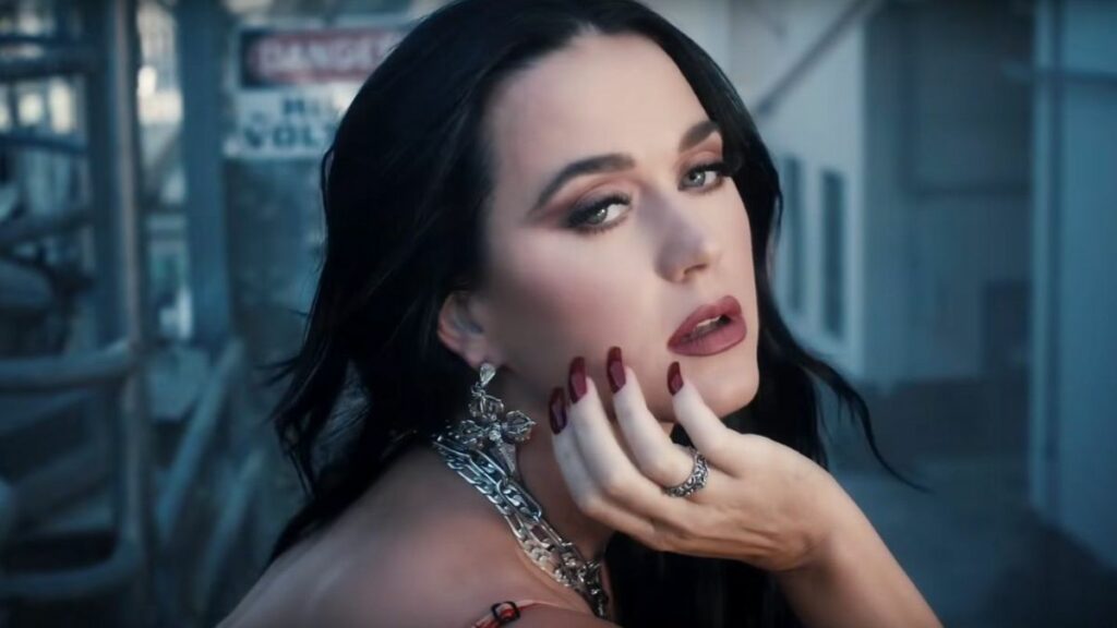 Katy Perry insinua produção para um novo álbum “em breve”