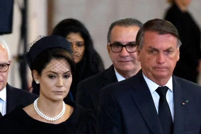 Internautas comparam vestido de Michelle Bolsonaro com visual da princesa Diana