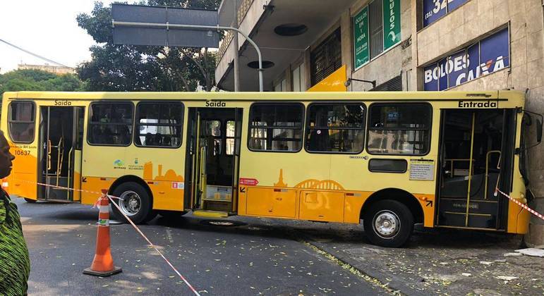 Pelo menos 11 passageiros ficam feridos após ônibus bater em lotérica no centro de BH