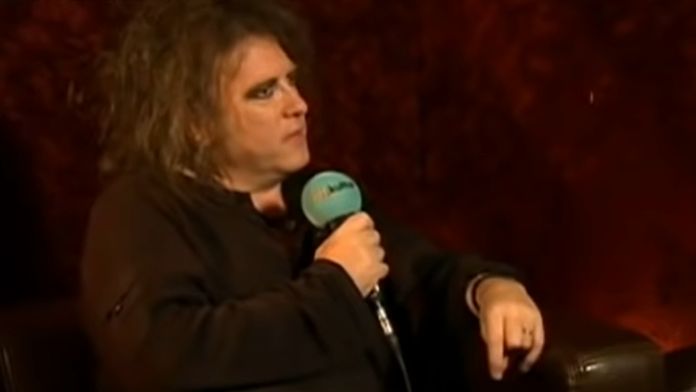 Há 10 anos, Robert Smith (The Cure) previa data de morte da Rainha Elizabeth II