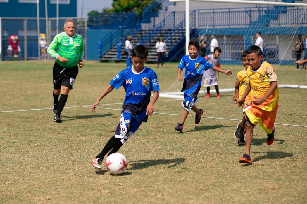 Cerca de 400 estudantes participam da abertura da Copa Zico da Prefeitura de Manaus